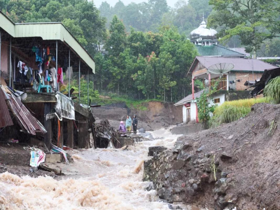 Φονικές πλημμύρες σε Ινδονησία, Ταϊλάνδη και Μαλαισία – Τουλάχιστον 350 νεκροί
