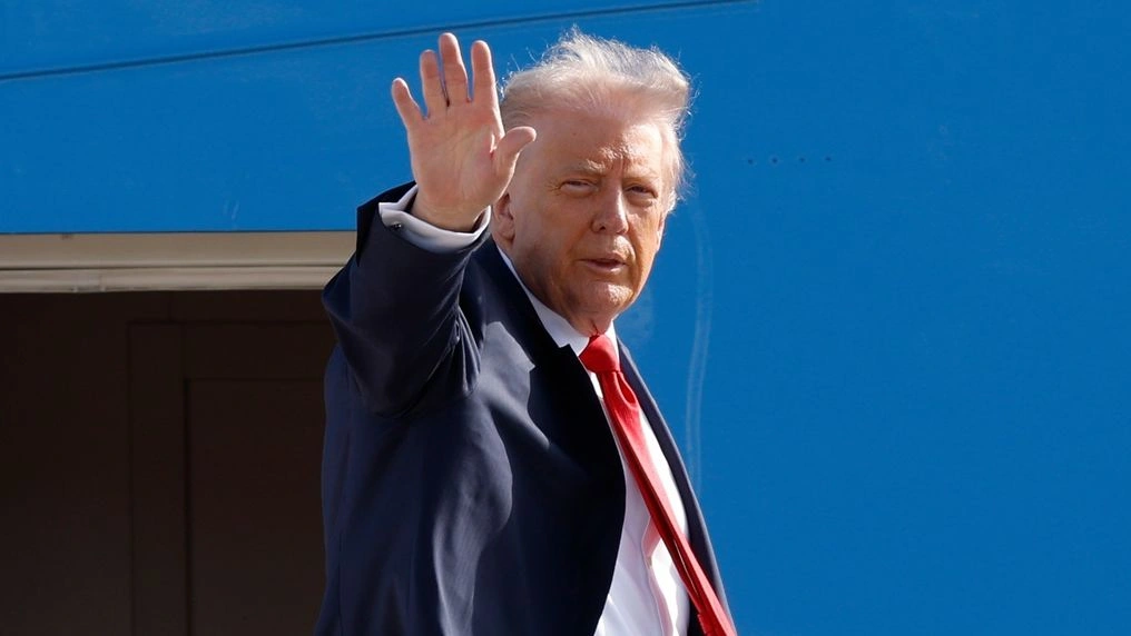 Ο Τραμπ στηρίζει τον Κουόμο στη Νέα Υόρκη – Απειλεί με περικοπές κονδυλίων αν εκλεγεί ο Μαμντάνι