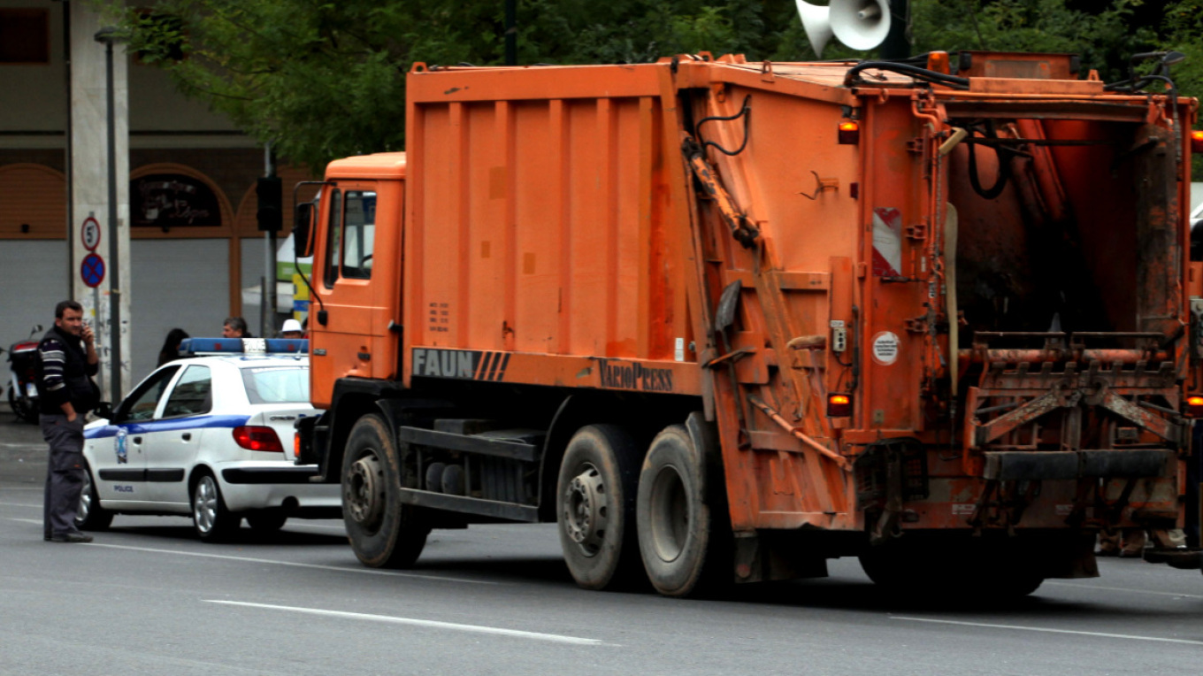 Θεσσαλονίκη: Εργαζόμενος έπεσε από απορριμματοφόρο – Διακομίστηκε στο νοσοκομείο