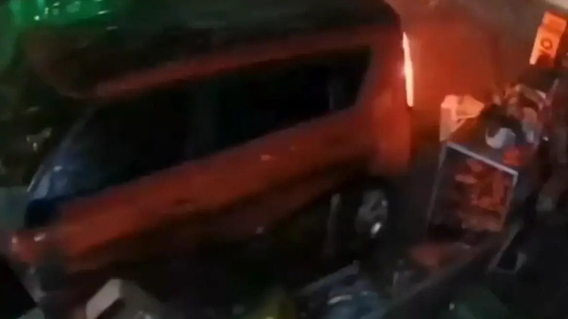 Αριζόνα: Διαρρήκτες μπούκαραν με αυτοκίνητο σε κατάστημα με είδη καπνού – Έφυγαν με ηλεκτρονικά τσιγάρα