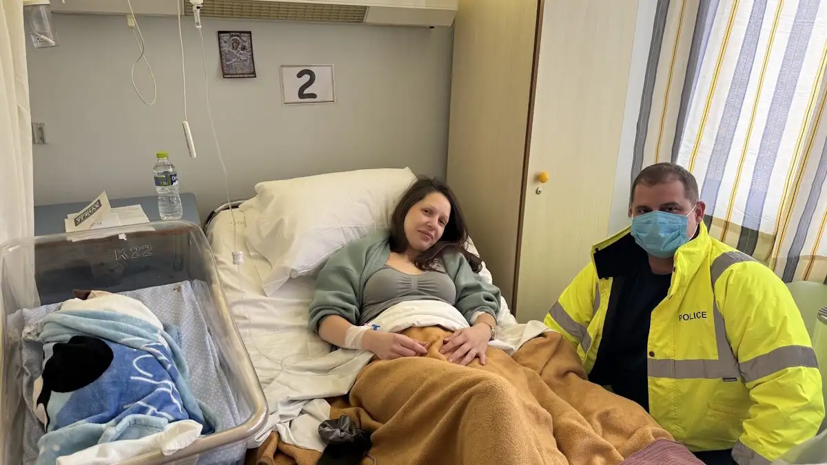 Αρκαδία: Περιπολικό μετέφερε ετοιμόγεννη που εγκλωβίστηκε στον αυτοκινητόδρομο λόγω της κακοκαιρίας