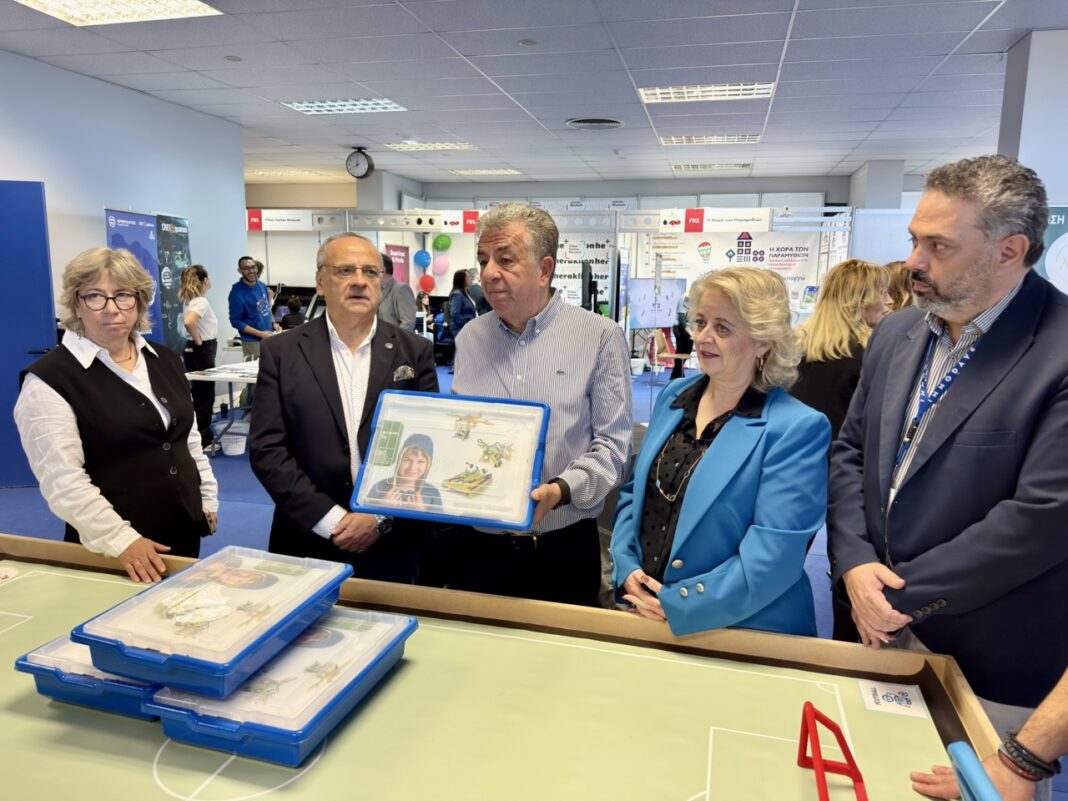 Περιφέρεια Κρήτης: Παραδόθηκαν τα πρώτα 300 κιτ ρομποτικής για τις ανάγκες 150 Δημοτικών Σχολείων