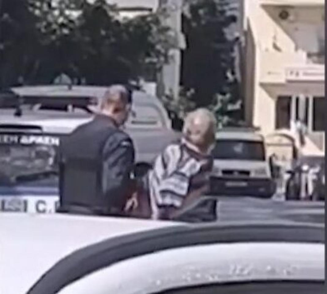 Ηράκλειο: Πειθαρχική δίωξη στον αστυνομικό εκτός υπηρεσίας που έσωσε ηλικιωμένη από τα χέρια του συζύγου της