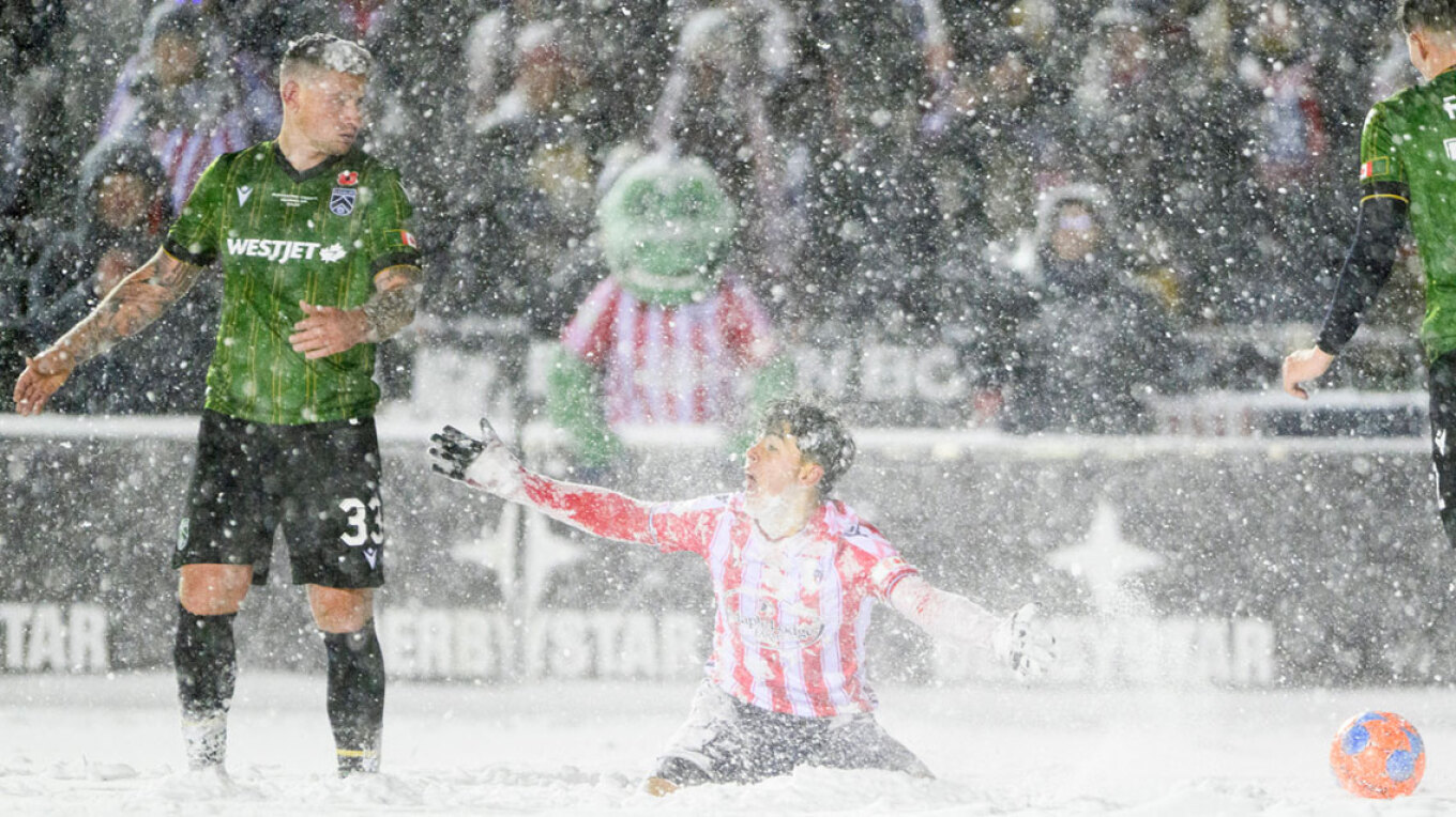 Απίστευτο γκολ σε χιονισμένο γήπεδο σε τελικό πρωταθλήματος στον Καναδά – Βίντεο