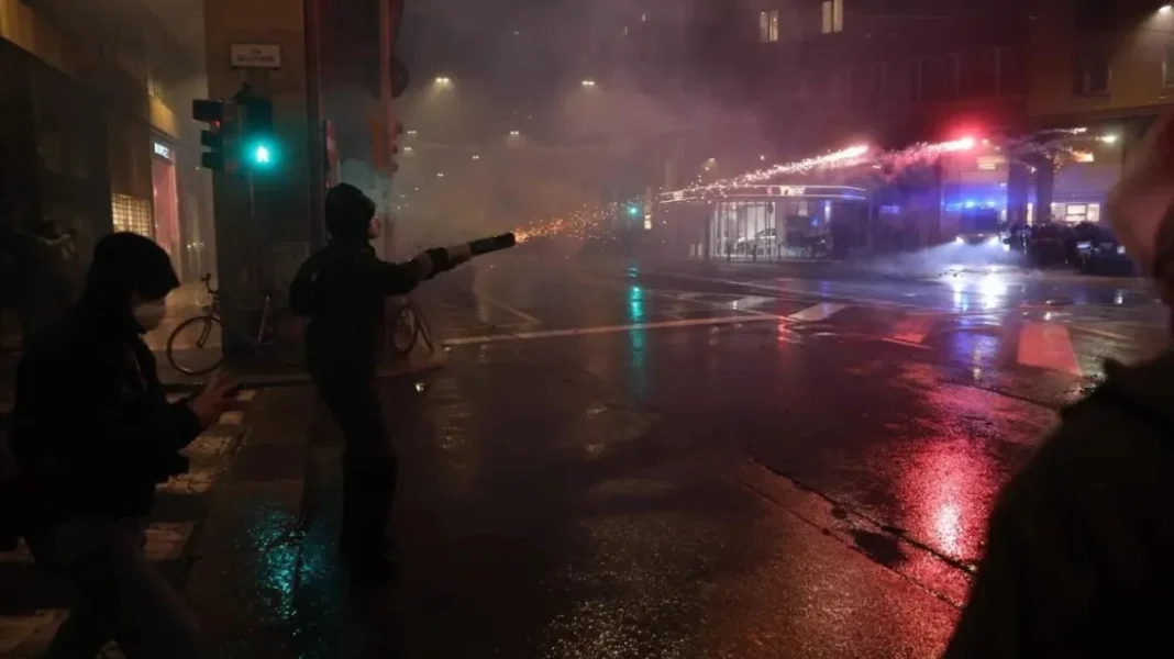 Πεδίο μάχης η Μπολόνια: Κροτίδες, φωτοβολίδες και χημικά σε διαδήλωση για την Παλαιστίνη πριν τον αγώνα Βίρτους-Μακάμπι