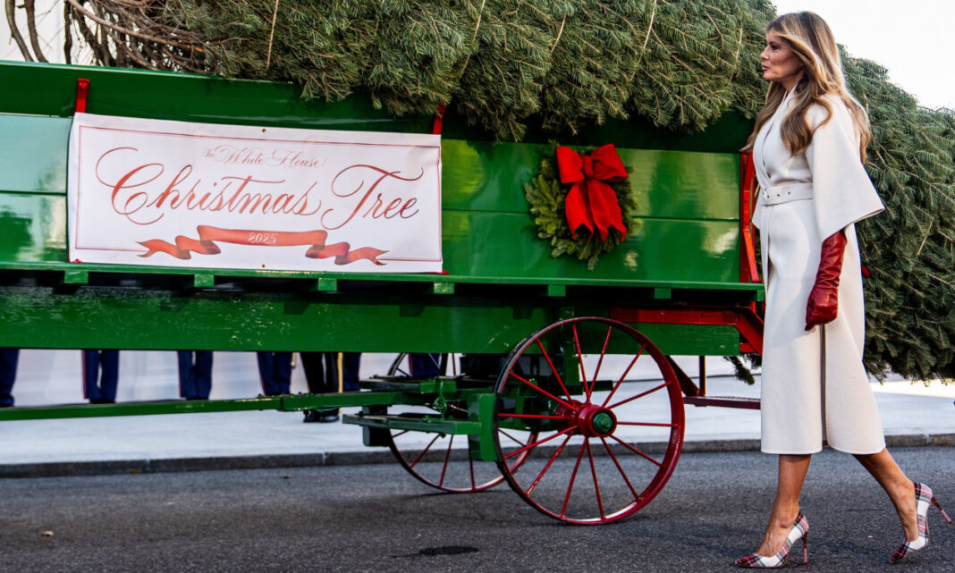 Η Μελάνια Τραμπ παρέλαβε το χριστουγεννιάτικο δέντρο στον Λευκό Οίκο – Δείτε φωτογραφίες