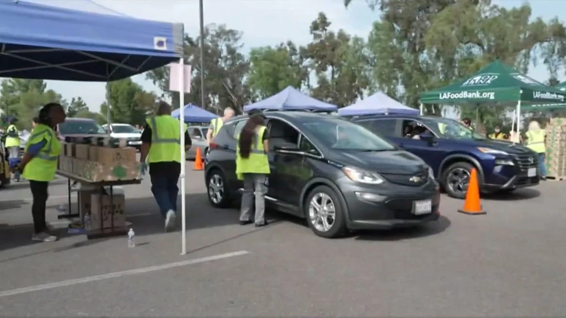 Δημοσιονομική παράλυση χωρίς προηγούμενο στις ΗΠΑ: Ουρές χιλιομέτρων για δωρεάν τρόφιμα