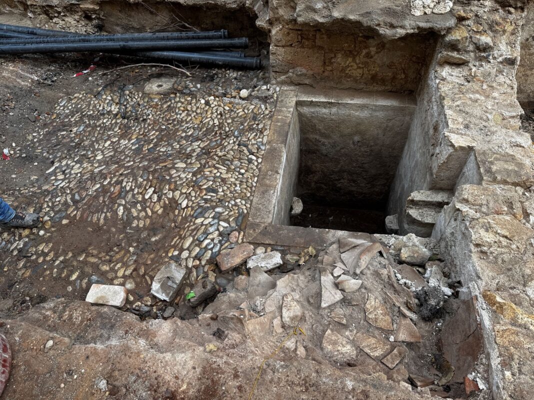 Συνεχίζονται τα έργα στη Δελημάρκου – Ανακαλύφθηκε και δεύτερο Ενετικό πατητήρι το οποίο θα αναδειχθεί