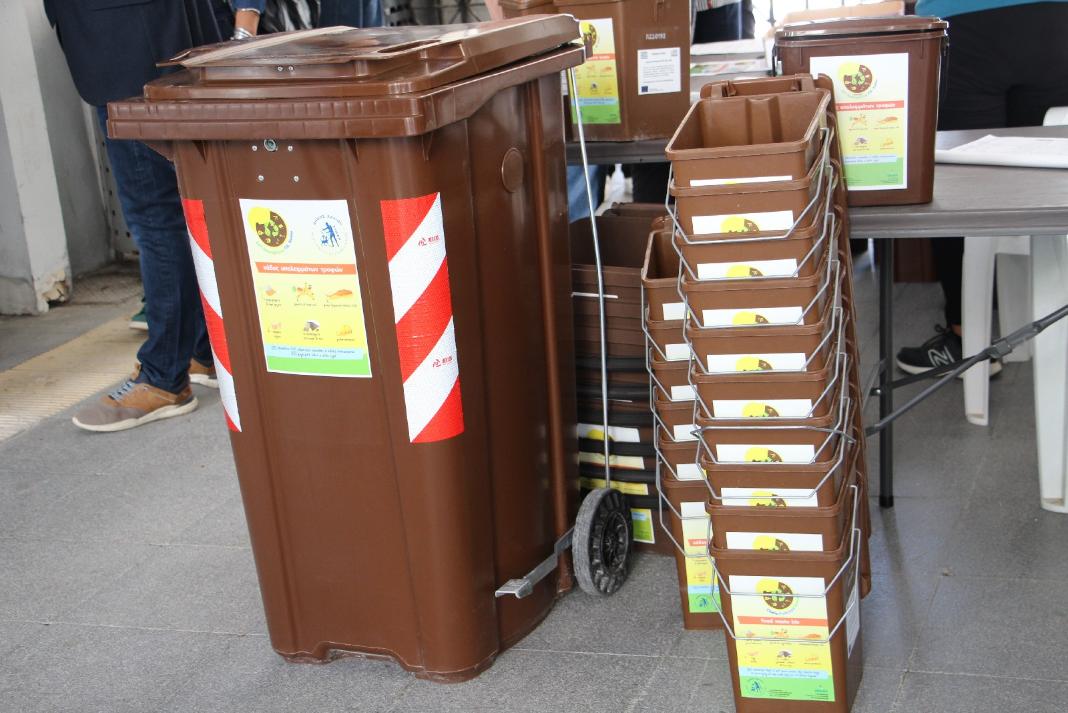 Νέα εποχή για τη διαχείριση των βιοαποβλήτων στον Δήμο Χανίων – Ξεκίνησε η διανομή καφέ κάδων για όλα τα νοικοκυριά