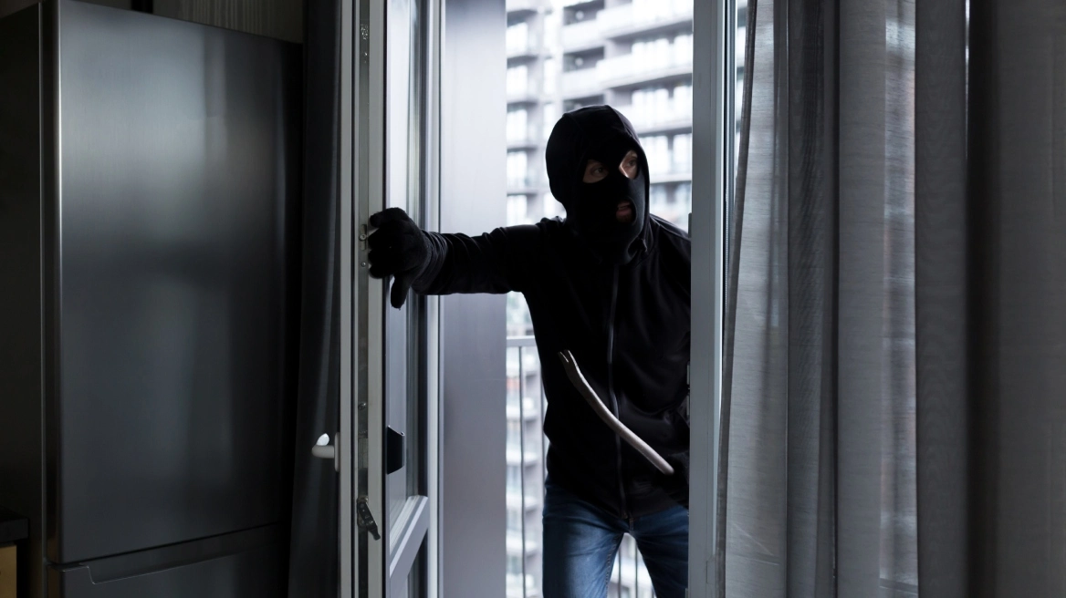 Βίντεο: Σωριασμένοι στο έδαφος οι διαρρήκτες που έπεσαν από μπαλκόνι στην Θεσσαλονίκη