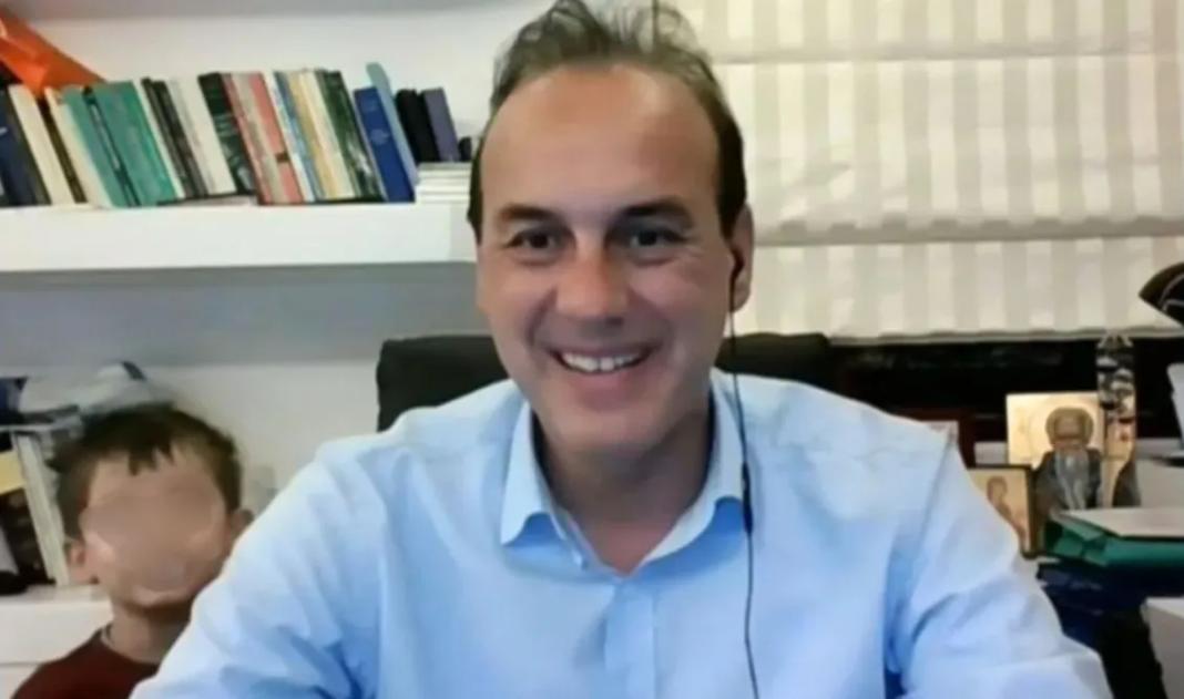 Απολαυστική “έφοδος” από τον γιο του δημάρχου στη live σύνδεσή του – Δείτε το βίντεο