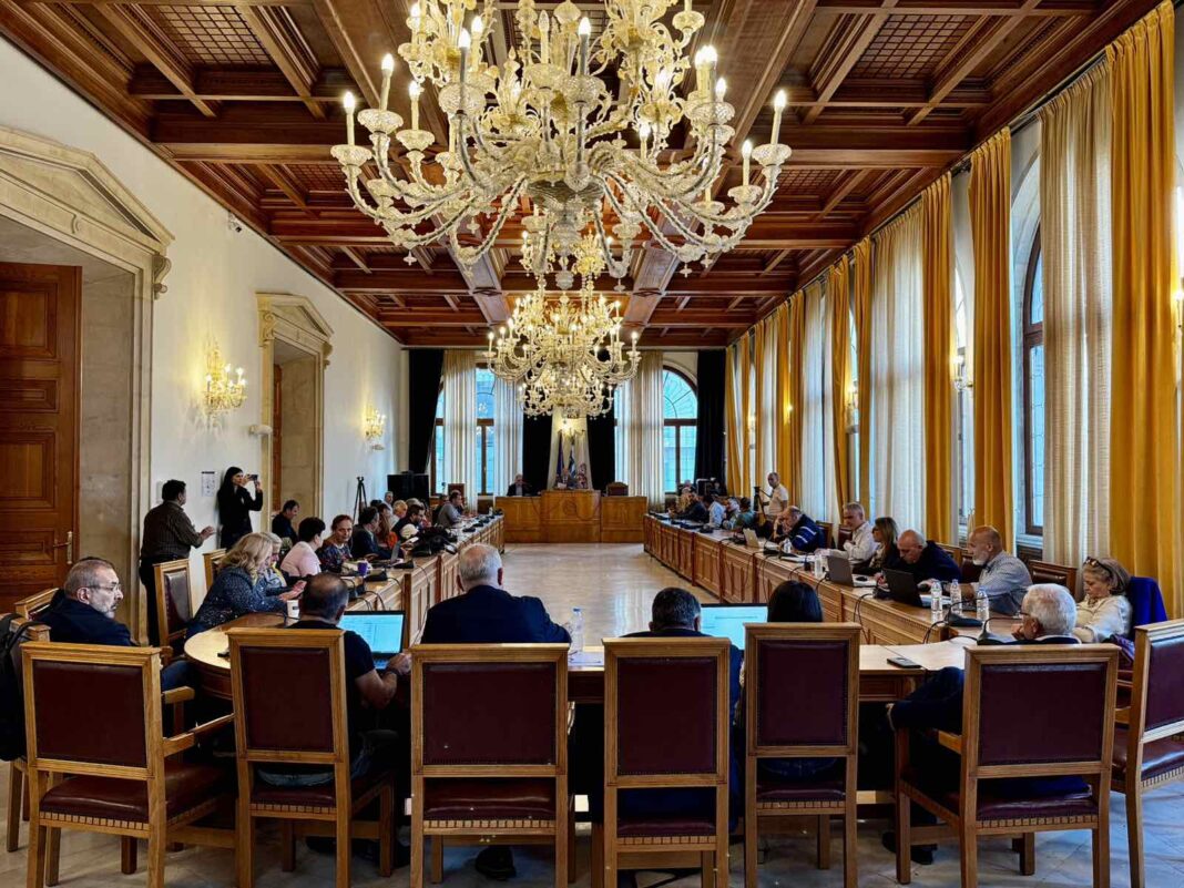 Φουλ επίθεση από την αντιπολίτευση για τον ισολογισμό του Δήμου Ηρακλείου: “Αφού έχετε πλεόνασμα, να μειώσετε τα δημοτικά τέλη”