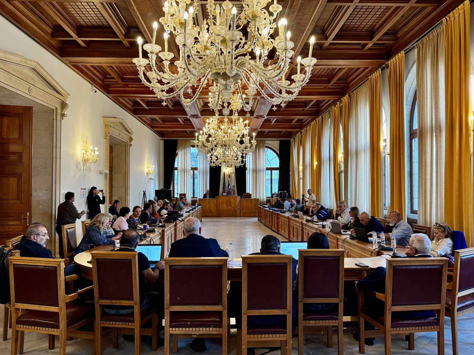 Δημοτικό Συμβούλιο Ηρακλείου: Το επικοινωνιακό πυροτέχνημα, η απουσία της οικονομικής υπηρεσίας και η άκυρη δευτερολογία Αγριμανάκη