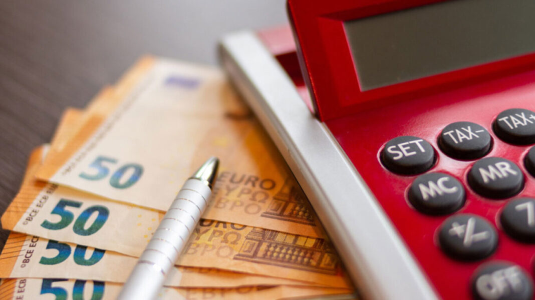 Δώρο Χριστουγέννων: Νωρίτερα φέτος η καταβολή του, πώς υπολογίζεται