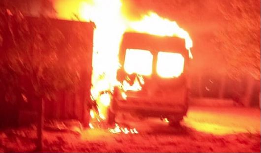 Δυτική Όχθη: Ισραηλινοί έποικοι έκαψαν σπίτια και οχήματα Παλαιστινίων