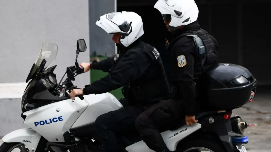 Ρόδος: Άγνωστοι «γάζωσαν» το σπίτι επιχειρηματία – Οι δράστες άφησαν στην πόρτα μαύρο στεφάνι