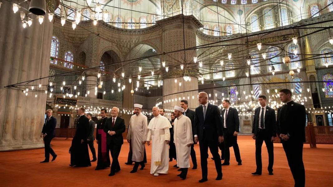 Το Μπλε Τζαμί επισκέφθηκε ο Πάπας – Έβγαλε τα παπούτσια του αλλά δεν προσευχήθηκε