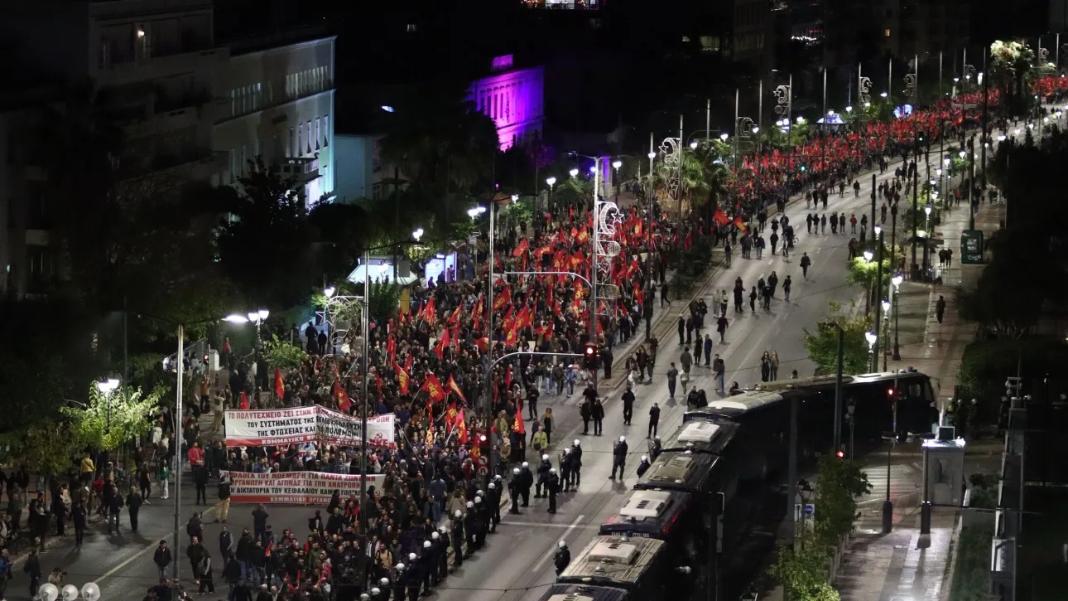 Πολυτεχνείο: Χιλιάδες διαδηλωτές τίμησαν ειρηνικά την 52η επέτειο της εξέγερσης – Φωτογραφίες