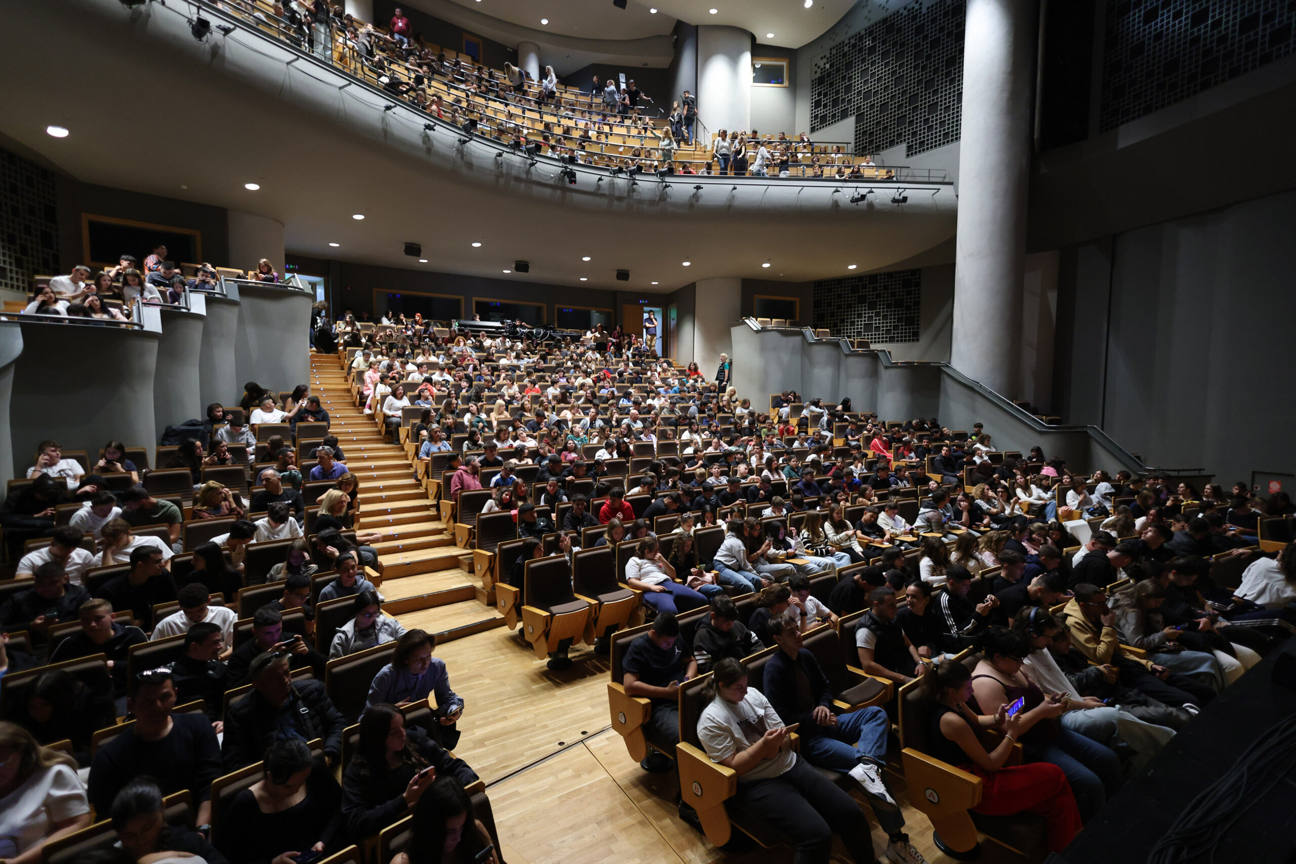 700 μαθητές από όλη την Κρήτη άκουσαν για το έργο του Μίκη Θεοδωράκη και μυήθηκαν στον κόσμο της Συμφωνικής Μουσικής