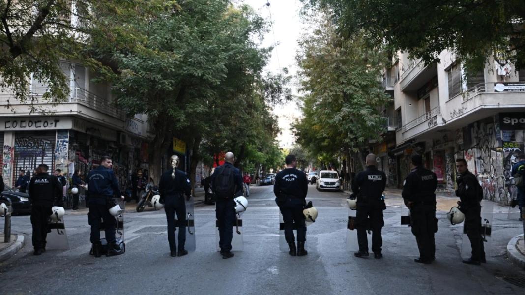 Έντεκα συλλήψεις γύρω από το Πολυτεχνείο – Βρέθηκε σφυρί και ναρκωτικά