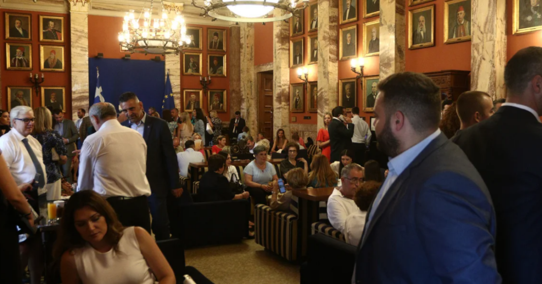 Κάλεσμα Μητσοτάκη σε βουλευτές για καφέ – Έρχονται και τραπέζια