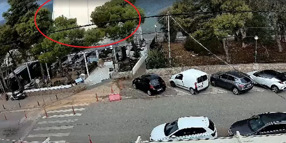 Καβούρι: Ριπή ανέμου διέλυσε εξωτερικό χώρο παραθαλάσσιου εστιατορίου -Ξηλώθηκε η σκεπή, απίστευτο βίντεο