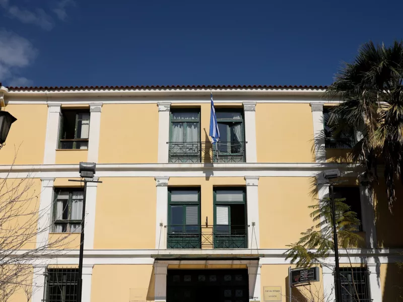 Στην Ευελπίδων ο 72χρονος παράγοντας στο Λαύριο που καταγγέλεται από ανήλικη για ασέλγεια