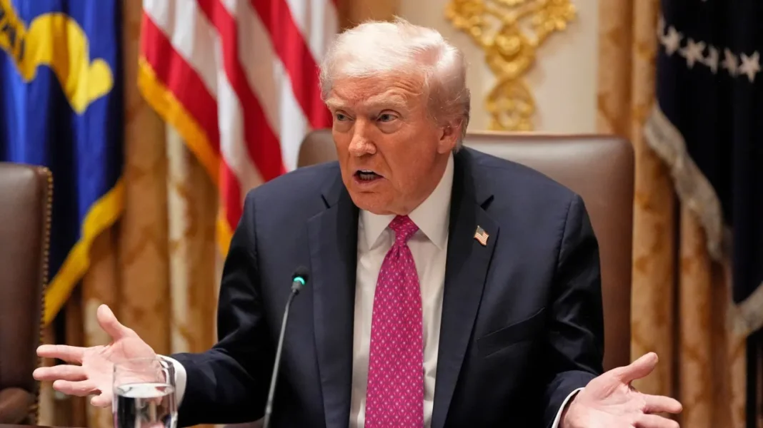 «Καρφιά» Τραμπ: «Ο Έπστάιν ήταν Δημοκρατικός, όχι Ρεπουμπλικανός – Ρωτήστε τον Μπιλ Κλίντον»