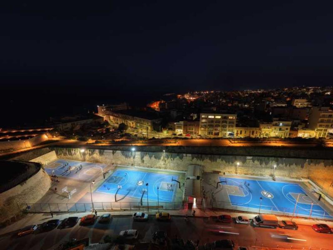 Υπέροχη η εικόνα από ψηλά στα ανακαινισμένα γήπεδα του ΟΦΗ στην Εφόδου – Δείτε βίντεο