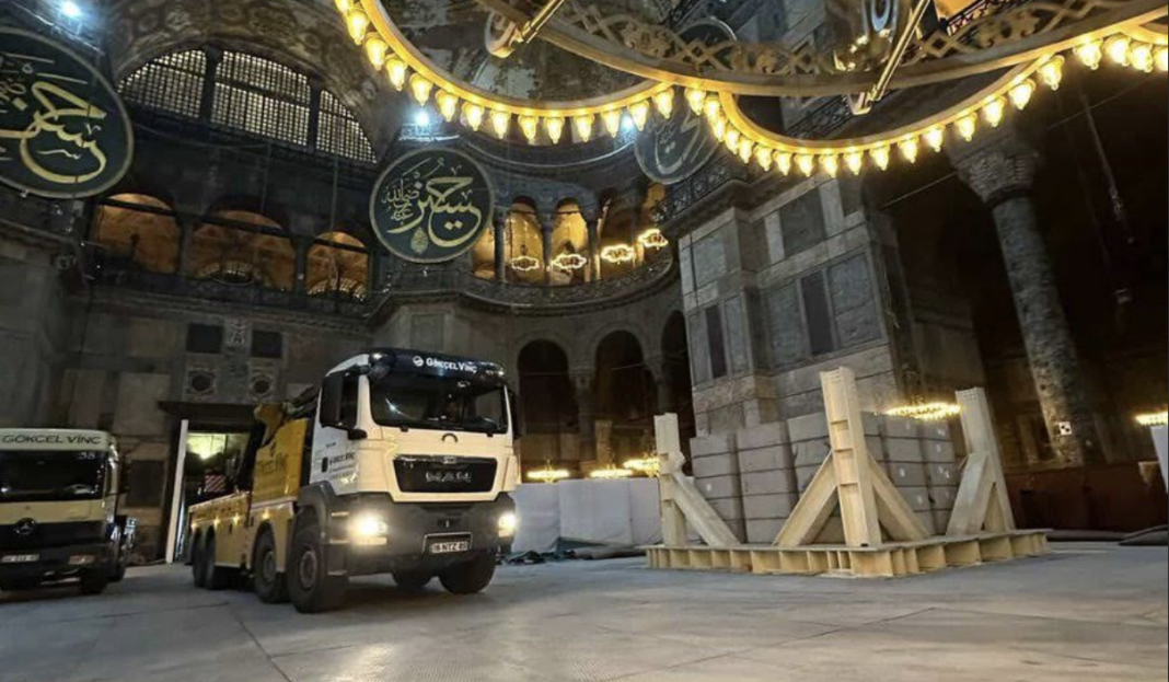 Κωνσταντινούπολη: Αντιδράσεις για τα φορτηγά μέσα στην Αγία Σοφία
