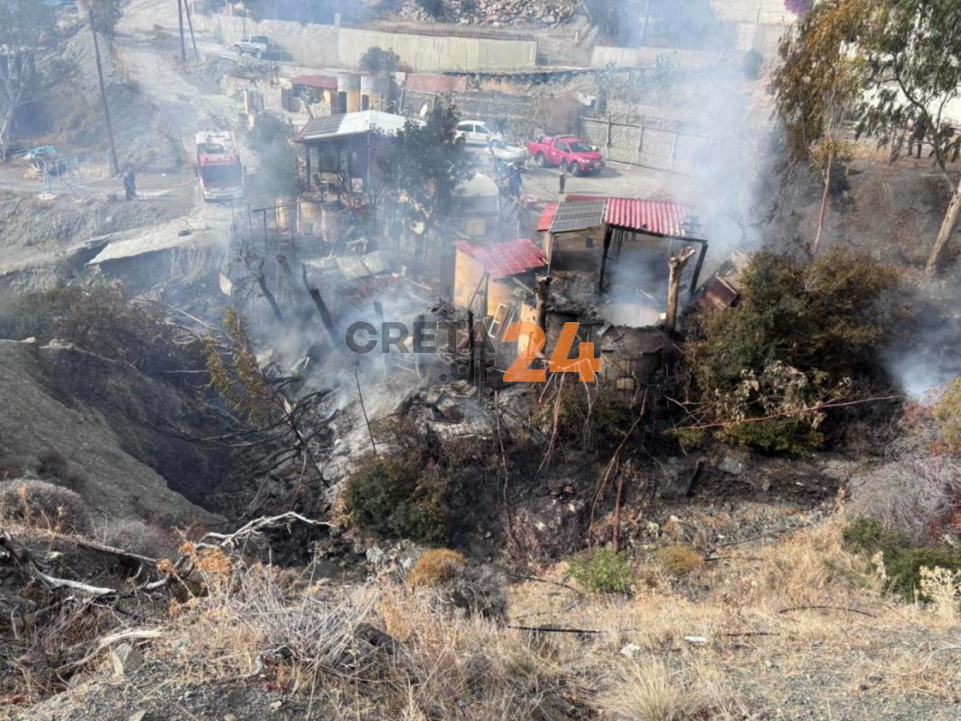 Μεσαρά: Φωτιά σε αυλή σπιτιού κινητοποίησε την πυροσβεστική – Φωτογραφίες