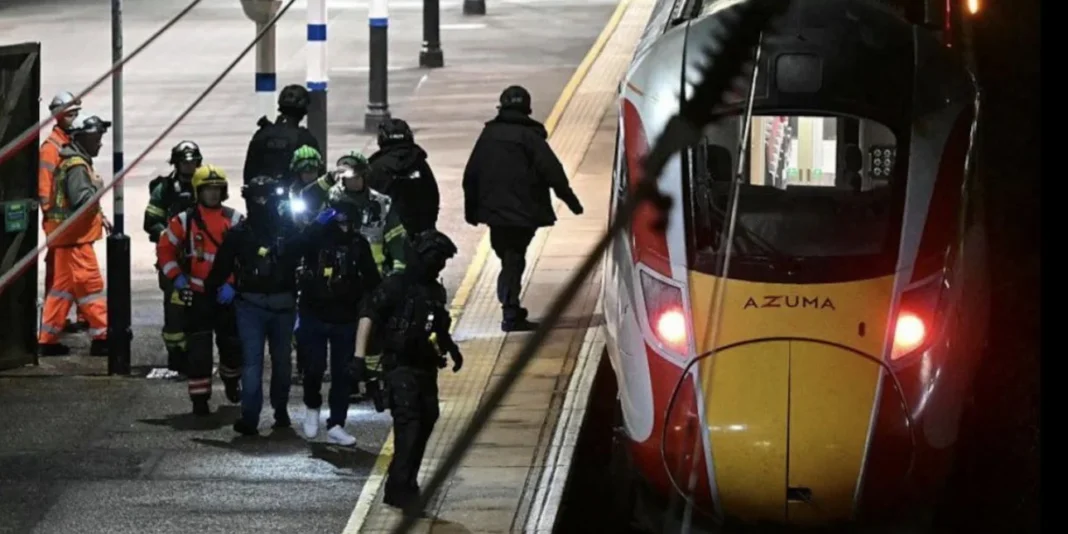 Βρετανία: Σοκ από την επίθεση με μαχαίρι μέσα σε τρένο -Δέκα τραυματίες, χειροπέδες σε δύο άτομα