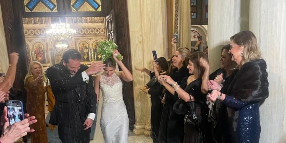 Παντρεύτηκε ο γιος του Δημήτρη Αβραμόπουλου – Ο γάμος στη Μητρόπολη με 500 άτομα, η νύφη με το ρομαντικό νυφικό
