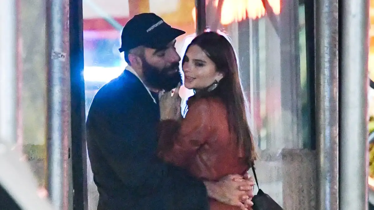 Έμιλι Ραταϊκόφσκι και Ρομέν Γαβράς είναι ζευγάρι: Οι τρυφερές στιγμές τους στους δρόμους της Νέας Υόρκης