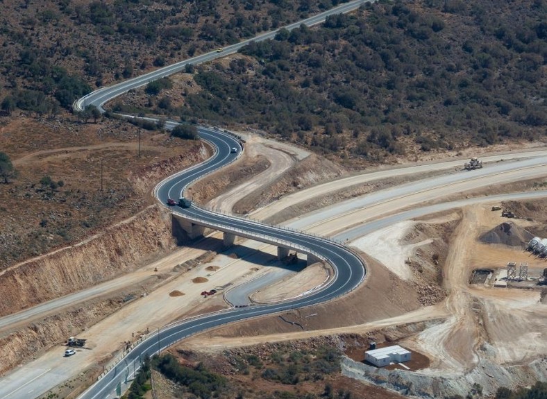 Αεροδρόμιο Καστελίου: “Τρέχουν” τα οδικά έργα – Εντυπωσιακές εικόνες από τη σήραγγα