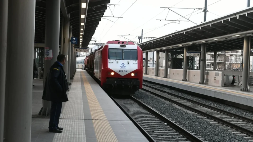 Hellenic Train και ΟΣΕ αλληλοκατηγορούνται για το τρένο που μπήκε σε λάθος γραμμή στον Σιδηροδρομικό Σταθμό της Σίνδου
