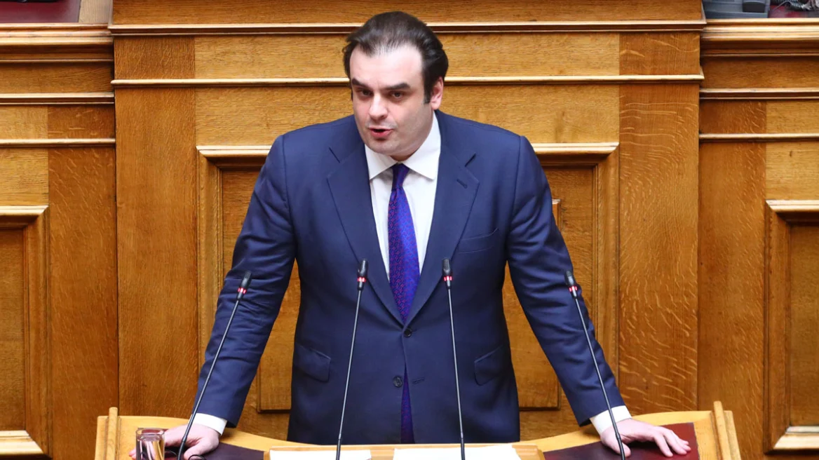 Στη Βουλή ο νέος προϋπολογισμός: Ανάπτυξη 2,4%, μέτρα στήριξης 1,76 δισ, αυξήσεις σε μισθούς και φοροελαφρύνσεις το 2026