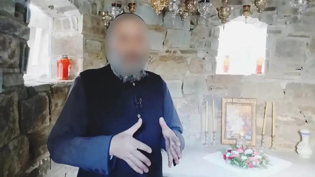 Η δράση του youtuber ιερέα και οι κωδικές ονομασίες για τα ναρκωτικά: Η «φανουρόπιτα», το «κεράκι» και το «καφεδάκι»