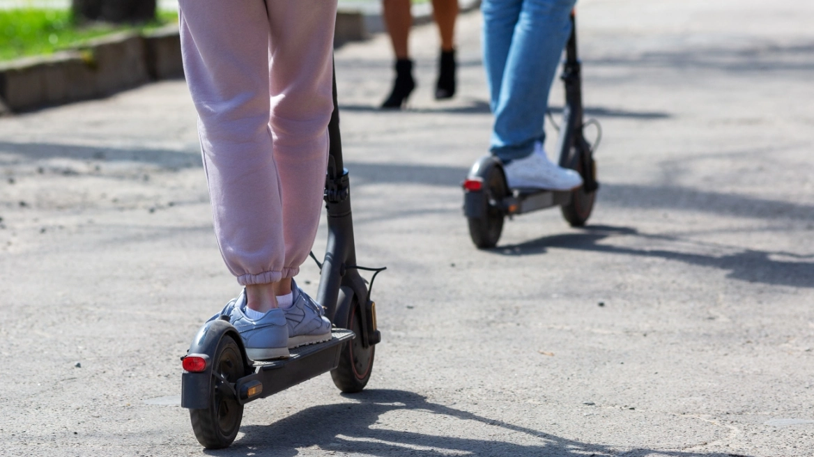 Τάξη στο χάος με τα πατίνια στην Αθήνα επιχειρεί να βάλει νέος κανονισμός κυκλοφορίας και στάθμευσης