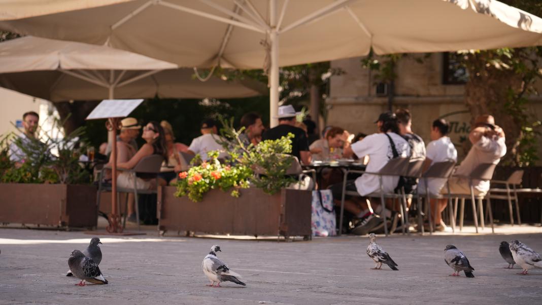 Ηράκλειο: Τι θα πληρώσουν τα μαγαζιά της εστίασης για τα τραπεζοκαθίσματα