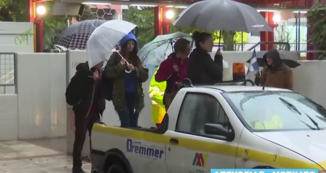 Κακοκαιρία Adel: Μετέφεραν κόσμο σε καρότσα αγροτικού – Βίντεο