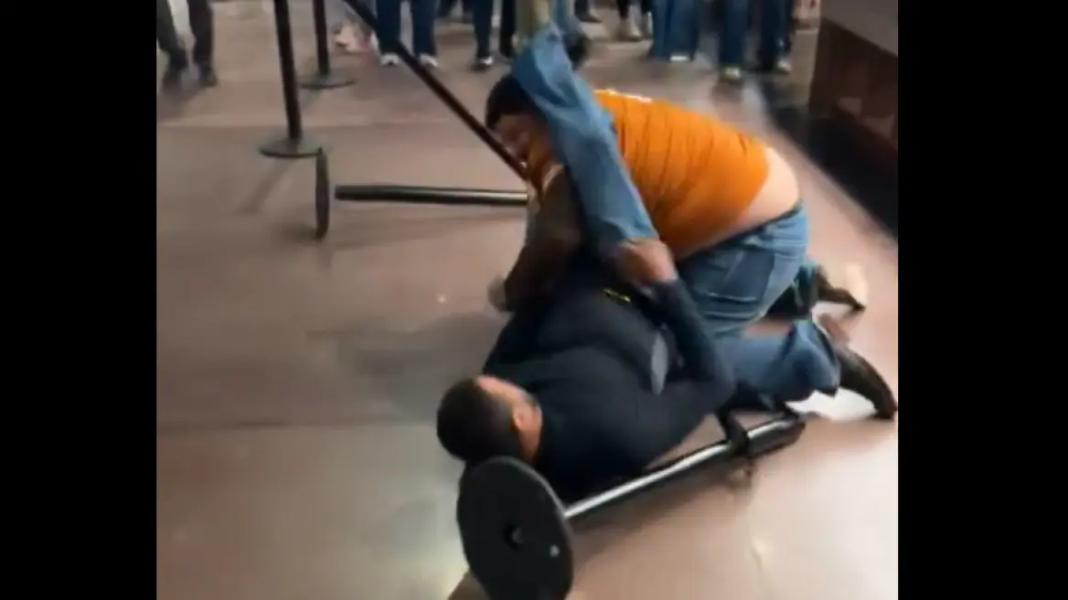 Άγριος καβγάς σε κατάστημα στις ΗΠΑ – Πελάτες άρχισαν τις μπουνιές για τη σειρά στην τουαλέτα (βίντεο)