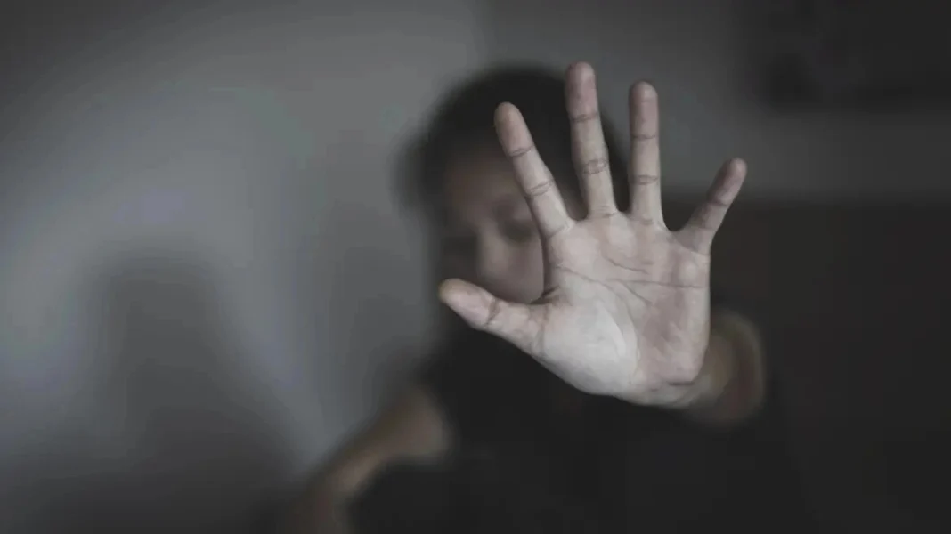 Δίωξη για κακούργημα στη μητέρα της 14χρονης στο Μενίδι – Ο ιατροδικαστής δεν έχει επιβεβαιώσει ότι ήταν έγκυος