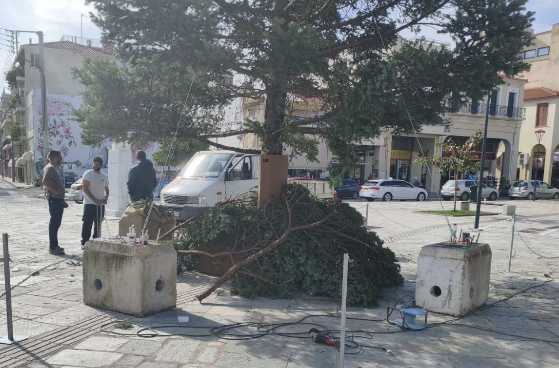 Τοποθέτησαν χριστουγεννιάτικο δέντρο πάνω…στον οδηγό όδευσης τυφλών