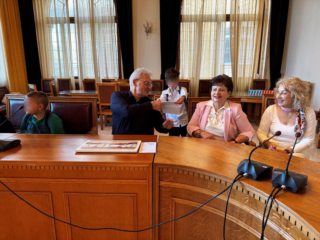 Το γράμμα για την καθαριότητα στον Αλέξη Καλοκαιρινό από μικρούς μαθητές, το δώρο και η επίσκεψη στη Λότζια