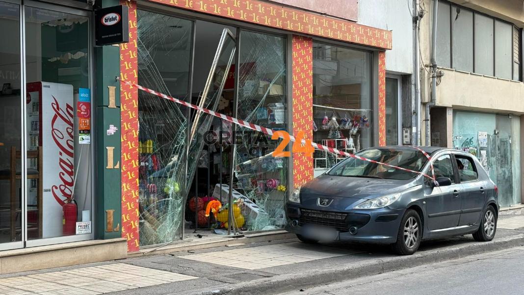 Αναστάτωση στο κέντρο του Ηρακλείου: Αυτοκίνητο «καρφώθηκε» σε βιτρίνα καταστήματος!