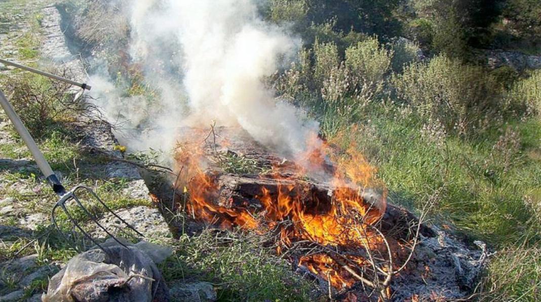 Ηράκλειο: Έκαψαν ξερόχορτα και τελικά κατέληξαν με χειροπέδες