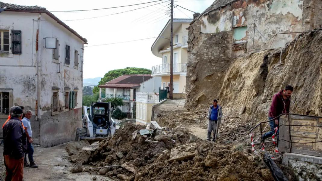 Κακοκαιρία: Μετρούν τις πληγές τους σε Ήπειρο και Κέρκυρα – Η επόμενη ημέρα των πληγέντων μέσα από φωτογραφίες