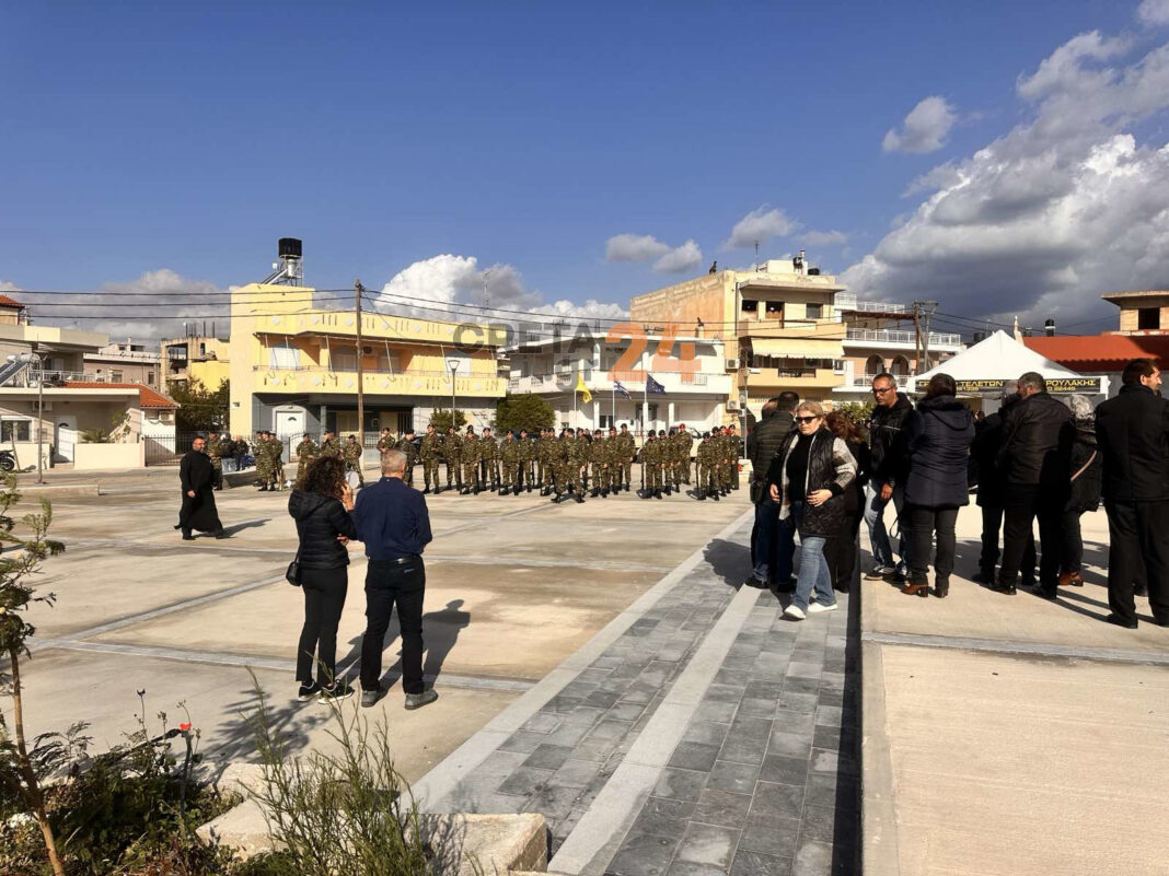 Τυμπάκι: Αβάσταχτος πόνος και οδύνη στην κηδεία του 19χρονου Ραφαήλ – Στρατιωτικό άγημα για την απόδοση τιμών