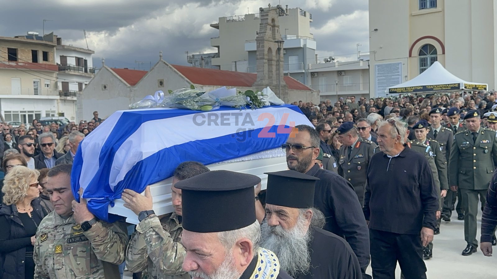 Τυμπάκι: Με στρατιωτικές τιμές και την ελληνική σημαία στο φέρετρο ο 19χρονος Ραφαήλ οδηγήθηκε στην τελευταία του κατοικία